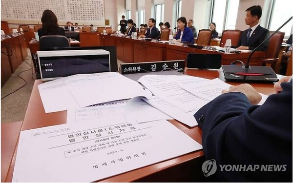 20일 국회 법사위 소위에서 '채상병 특검법'을 통과시켰다. 사진은 17일 오후 국회에서 순직 해병 수사 방해 및 사건 은폐 등의 진상규명을 위한 특별검사의 임명 등에 관한 법률안을 심사하는 제1차 법제사법위원회 법안심사제1소위원회가 열리고 있다. [사진=연합뉴스]