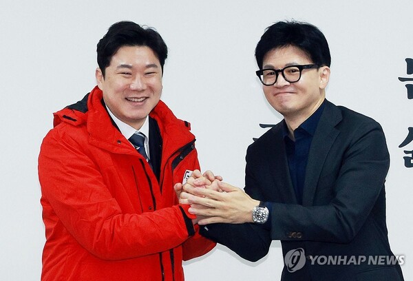 국민의힘 한동훈 비상대책위원장이 5일 오전 서울 여의도 당사에서 열린 인재영입식에게 '사격황제' 진종오 대한체육회 이사와 기념촬영을 하고 있다.  [사진=연합뉴스]