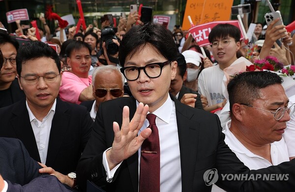 한동훈 전 국민의힘 비대위원장이 23일 국회에서 당 대표 출마선언을 마치고 소통관을 나서고 있다. [사진=연합뉴스]