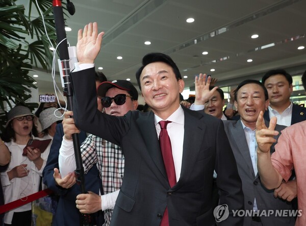 원희룡 전 국토교통부 장관이 23일 당 대표 출마 선언을 위해 국회 소통관으로 들어서며 지지자들에게 인사하고 있다. [사진=연합뉴스]