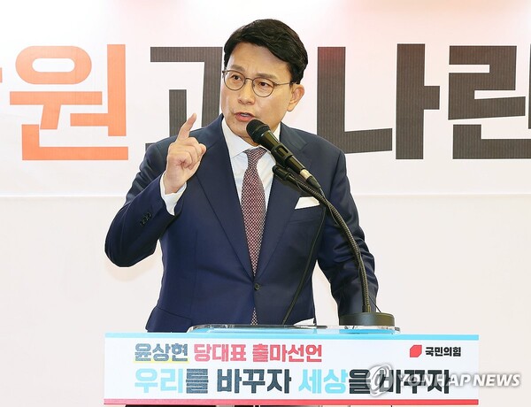 국민의힘 윤상현 의원이 21일 오전 인천 미추홀구 용현시장에서 당 대표 출마 선언 기자회견을 하고 있다. [사진=연합뉴스]