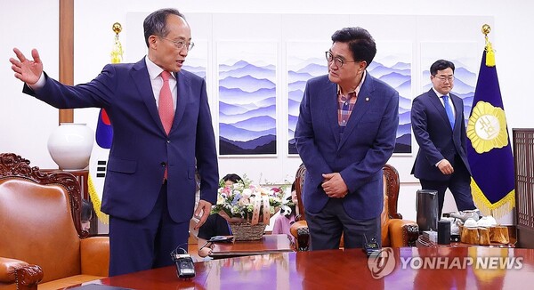 우원식 국회의장(가운데)과 국민의힘 추경호 원내대표(왼쪽), 더불어민주당 박찬대 원내대표가 23일 국회의장실에서 국회의장-여·야 원내대표 회동을 하고있다. [사진=연합뉴스]