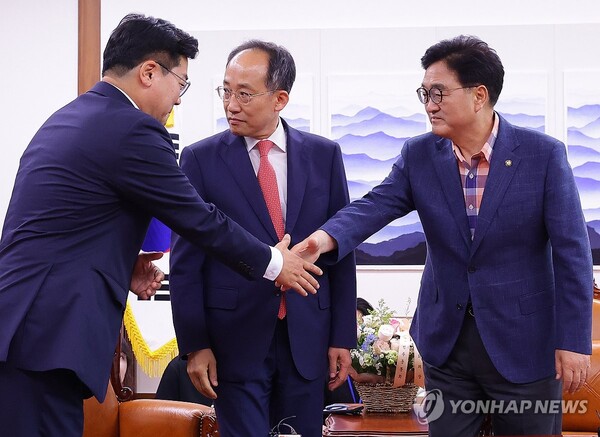 우원식 국회의장과 더불어민주당 박찬대 원내대표가 23일 국회의장실에서 열린 국회의장-여·야 원내 회동에 앞서 인사하고 있다. 가운데는 국민의힘 추경호 원내대표. [사진=연합뉴스]