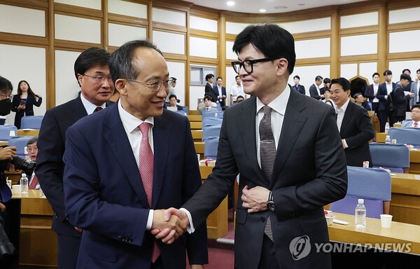 국민의힘 추경호 원내대표와 한동훈 전 비상대책위원장(오른쪽)이 24일 오전 국회에서 열린 국민의힘 초선의원 공부모임에 참석해 인사하고 있다. [사진=연합뉴스]