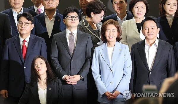 국민의힘 당대표 출마 선언을 한 윤상현 의원(왼쪽부터), 한동훈 전 비상대책위원장, 나경원 의원, 원희룡 전 국토부 장관이 24일 오전 국회에서 열린 국민의힘 초선의원 공부모임에 참석해 기념촬영을 하고 있다. [사진=연합뉴스]