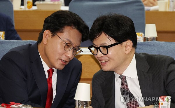 국민의힘 당대표 출마 선언을 한 윤상현 의원(왼쪽)과 한동훈 전 비상대책위원장이 24일 오전 국회에서 열린 국민의힘 초선의원 공부모임에 참석해 대화하고 있다. [사진=연합뉴스]
