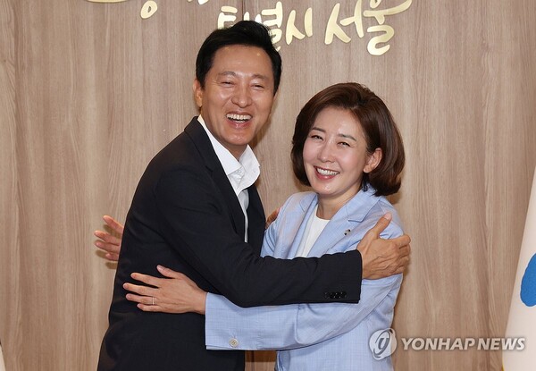 국민의힘 당 대표에 출마한 나경원 의원이 24일 오세훈 서울시장 시청 집무실을 방문해 인사하고 있다. [사진=연합뉴스]