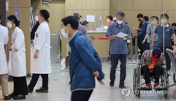 의대 증원과 관련해 의정갈등이 계속되고 있는 24일 대구 한 대학병원에서 환자가 휠체어에 앉아 휴식을 취하고 있다. [사진=연합뉴스]