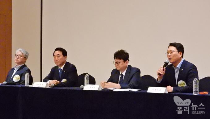 6월21일 한국커뮤니케이션학회 주최 2024년 봄철 정기학술대회에서 김능구 대표의 사회로 진행된 폴리뉴스 정치세션에 더불어민주당 박수현 의원, 천하람 개혁신당 원내대표, 이종근 시사평론가가 참석했다. [사진=폴리뉴스]