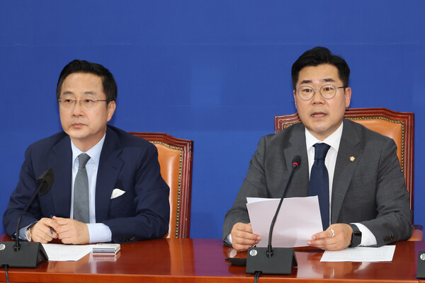 더불어민주당 박찬대 원내대표와 박성준 원내수석부대표가 19일 오후 서울 여의도 국회에서 기자간담회를 열고 국민의힘 추경호 원내대표의 원 구성 제안에 대한 입장을 밝히고 있다. [사진=연합뉴스]