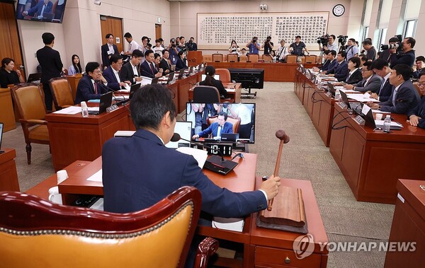 더불어민주당 소속 정청래 위원장이 25일 오전 국회에서 '공영방송지배구조 개선법'(방송3법)을 상정해 심의하는 법제사법위원회 전체회의에서 의사봉을 두드리고 있다. [사진=연합뉴스]