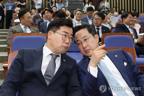 더불어민주당 박찬대 원내대표(왼쪽)와 박성준 원내수석부대표가 20일 오후 서울 여의도 국회에서 열린 긴급 의원총회에서 대화하고 있다. [사진=연합뉴스]