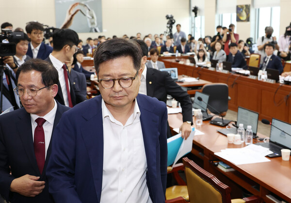 25일 국회에서 열린 과학기술정보방송통신위원회 전체회의에서 국민의힘 김장겸 의원 등이 야당 의원의 발언과 관련해 항의를 표하며 자리를 떠나고 있다. [사진=연합뉴스]