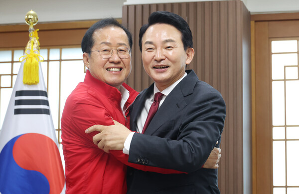 국민의힘 당권주자인 원희룡 전 국토교통부 장관이 26일 대구시 산격청사에서 홍준표 대구시장을 만나고 있다. [사진=연합뉴스] 