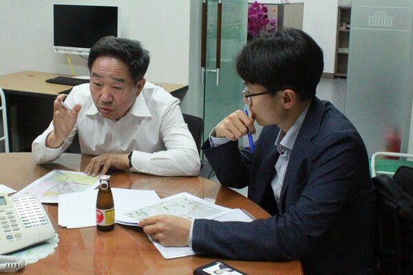 국민의힘 강승규(충남 예산, 홍성)의원과 오송천 철도건설과장은 지역 주요 현안인 서해선-경부선 KTX 연결선 사업, 장항선 복선화 사업, 용산-예산-홍성 ITX 전철 연결 사업이 원활히 추진될 수 있도록 의견을 교환했다. [사진=의원실 제공]