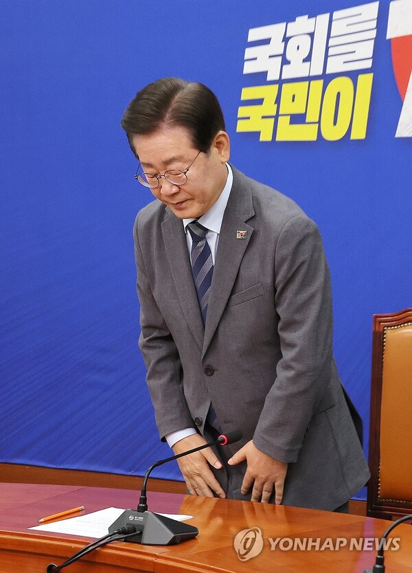 더불어민주당 이재명 대표가 24일 오전 국회에서 당대표직 사퇴 입장을 밝힌 뒤 인사하고 있다. [사진=연합뉴스]