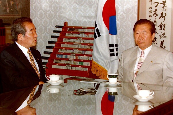 1996년 6월 1일 오전 새정치국민회의 당사에서 김대중 총재와 김상현 지도위의장이 15대 국회개원에 따른 대책을 협의하고 있다. 두 사람은 1997년 당 총재 경선에서 맞붙어 김대중 73.5%, 김상현 25.8%를 얻어 김대중 총재가 재선되었다. [사진=연합뉴스]