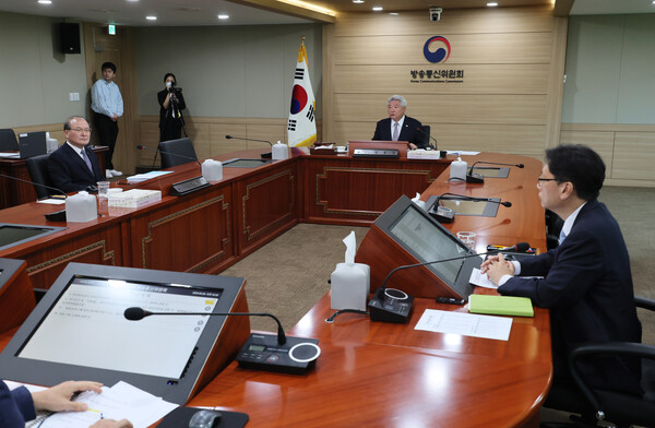  김홍일 방송통신위원장이 28일 정부과천청사 방송통신위원회에서 열린 제32차 위원회 회의를 주재하고 있다.[사진=연합뉴스]