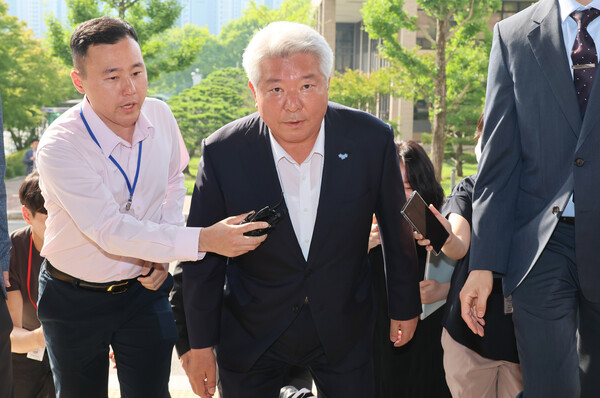 김홍일 방송통신위원장이 28일 정부과천청사 방송통신위원회로 출근하고 있다. 전날 더불어민주당 등 5개 야당은 김홍일 방송통신위원장에 대한 탄핵소추안을 공동 발의했다.[사진=연합뉴스]