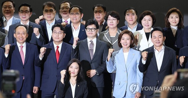 국민의힘 당대표 출마 선언을 한 윤상현 의원(앞줄 왼쪽 두번째부터), 한동훈 전 비상대책위원장, 나경원 의원, 원희룡 전 국토부 장관이 24일 오전 국회에서 열린 국민의힘 초선의원 공부모임에 참석해 추경호 원내대표 등과 기념촬영을 하며 파이팅하고 있다. [사진=연합뉴스]