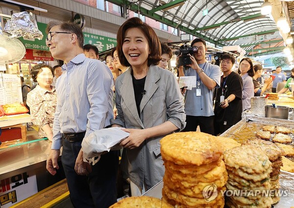 국민의힘 나경원 대표 후보가 30일 서울 광장시장을 방문해 둘러보고 있다. [사진=연합뉴스]