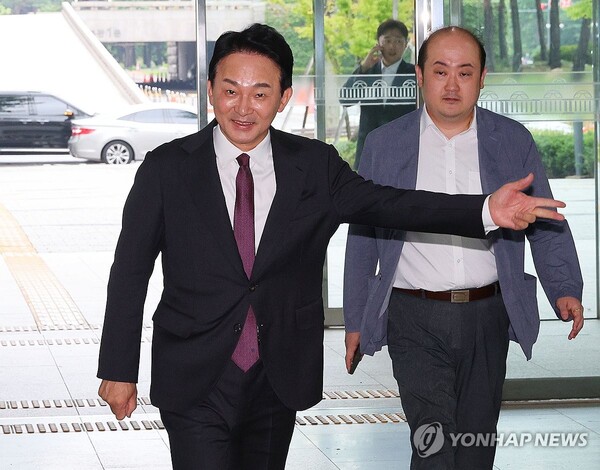 국민의힘 당대표 선거에 출사표를 던진 원희룡 전 국토교통부 장관이 30일 오전 국회 소통관에 들어서고 있다. [사진=연합뉴스]