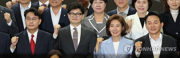 국민의힘 당대표 출마 선언을 한 윤상현 의원(왼쪽부터), 한동훈 전 비상대책위원장, 나경원 의원, 원희룡 전 국토부 장관이 24일 오전 국회에서 열린 국민의힘 초선의원 공부모임에 참석해 기념촬영을 하며 파이팅하고 있다. [사진=연합뉴스]