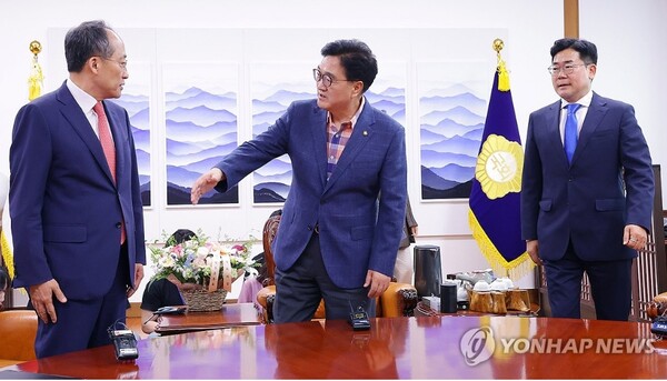 지난달 23일 국회 원구성 막판 협상을 위해 우원식 국회의장과 국민의힘 추경호·더불어민주당 박찬대 원내대표가 회동했다. 국민의힘 소속 7개상임위원장 및 국회 부의장 구성이 확정됨에 따라 여야는 22대국회 개원 28일만에 정상화됐다. 22대 국회 개원식은 오는 7월5일 열린다. [사진=연합뉴스]