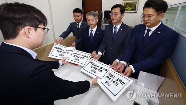 더불어민주당 김용민(왼쪽부터), 민형배, 장경태, 전용기 의원이 2일 오후 서울 여의도 국회 의안과에서 '비위 의혹' 검사 4명에 대한 탄핵소추안을 제출하고 있다. [사진=연합뉴스]