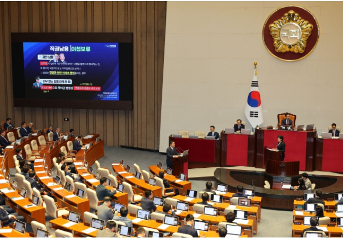 2일 국회 대정부질문은 더불어민주당 김병주 의원의 '정신 나간 국민의힘'이라는 발언으로 파행 끝에 결국 채상병 특검법이 상정되지 못했다. [사진=연합뉴스]