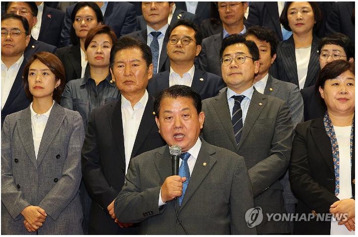 더불어민주당 김병주 의원이 2일 저녁 국회에서 열린 의원총회를 마치고 나와 국민의힘 비판 발언을 하고 있다. [사진=연합뉴스]