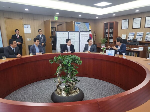 국회 산업통상자원중소벤처기업위원회 소속 새로운미래 김종민(세종특별자치시갑)의원이 함진규 한국도로공사 사장과 면담을 하고 있다 [사진=의원실 제공]