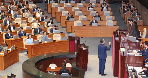 국민의힘 추경호 원내대표가 3일 오후 국회 본회의장에서 열린 경제 분야 대정부질문에서 우원식 국회의장에게 '정신나간 여당' 발언에 대한 야당의 사과를 요구하고 있다. [사진=연합뉴스]
