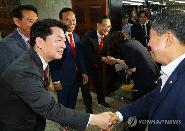 국민의힘 국회부의장 선거 후보인 박덕흠, 주호영 의원과 외교통일위원장 선거에 도전하는 김석기, 안철수 의원이 27일 국회에서 열린 의원총회에서 동료 의원들과 악수하고 있다. [사진=연합뉴스]