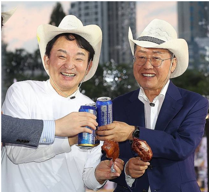 원희룡 전 장관이 3일 저녁  대구 달서구 두류공원 2·28 자유광장에서 열린 '2024 대구치맥페스티벌' 개막식에 참석해 홍준표 대구시장과 함께 하고 있다. [사진=연합뉴스]