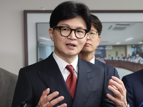 국민의힘 당권주자인 한동훈 전 비상대책위원장이 27일 대구 서구 김상훈 의원 지역구 사무실 건물 한 회의실에서 당원들을 만난 뒤 기자들과 질의응답하고 있다. [사진=연합뉴스]