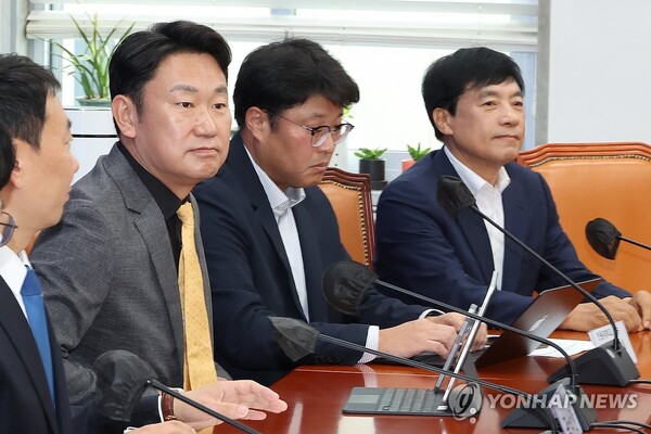 더불어민주당 곽성언·이성윤 22대 국회의원 당선인이 21일 오전 서울 여의도 국회에서 열린 검찰개혁TF 1차 회의에 참석해 있다. 왼쪽부터 김용민 의원, 곽상언 당선인, 유승익 한동대 교수, 이성윤 당선인. [사진=연합뉴스]