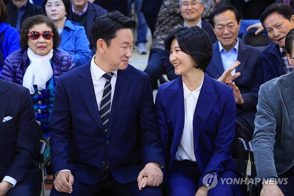 더불어민주당 종로구 곽상언 후보와 곽 후보 아내이자 노무현 전 대통령 딸인 정연씨가 10일 오후 서울 종로구 창신동에 마련한 곽 후보 선거사무소에서 방송3사 출구조사 결과 보도를 보며 기뻐하고 있다. 곽 후보는 출구조사에서 1위를 기록했다. [사진=연합뉴스]