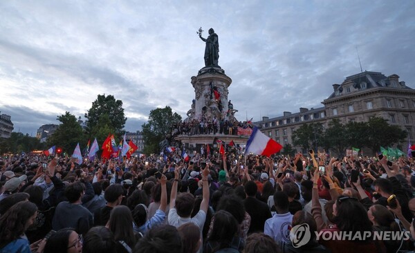 프랑스 총선 결선 투표 출구 조사 결과 좌파 연합 '신민중전선(NPF)'이 예상을 깨고 1위를 차지한 것으로 나타났다 [사진=AFP=연합뉴스]