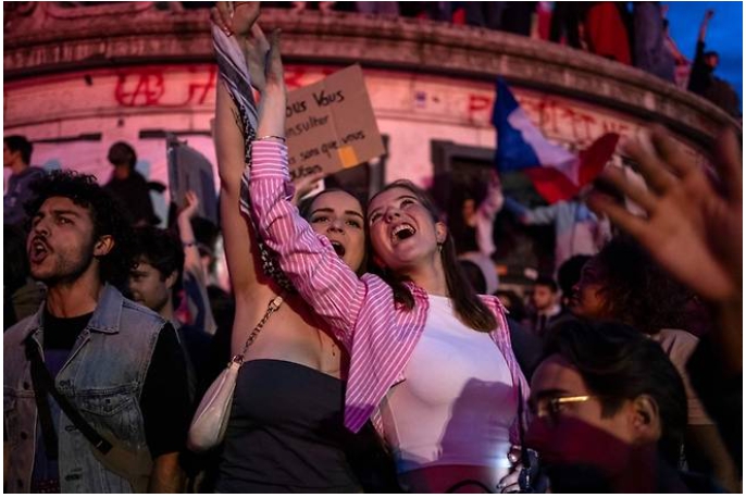 7일(현지시간) 치러진 프랑스 총선 2차 투표에서는 좌파 연합 신민중전선(NFP)이 극우 정당을 누르고 '깜짝 1당'을 차지하자 프랑스 파리 레퓌블리크광장에 모인 시민들이 이날 발표된 총선 2차 투표 결과에 기뻐하고 있다.  [사진=AFP/연합뉴스]