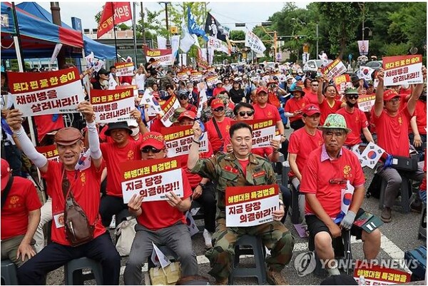 지난달 29일 오후 서울 지하철 6호선 한강진역 인근에서 열린 해병대 예비역연대 주최 '해병대원 순직 및 수사외압 사건 특검법, 국정조사 촉구 범국민 집회'를 열고 '채상병 특검법' 발의를 촉구했다. [사진=연합뉴스]