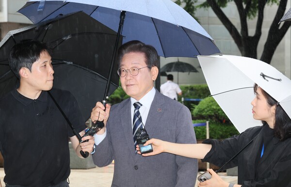 더불어민주당 이재명 전 대표가 8일 오후 서울 서초구 서울중앙지법에서 열리는 '공직선거법 재판 위증교사 혐의' 관련 1심 속행 공판에 출석하기 위해 법정으로 향하고 있다[사진=연합뉴스]