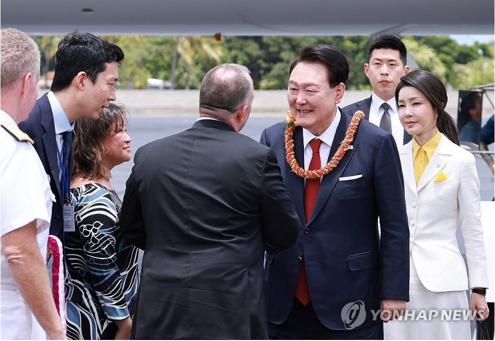 윤석열 대통령 부부가 8일(현지시간) 하와이에 도착, 주지사와 인사 하고 있다. [사진=연합뉴스]
