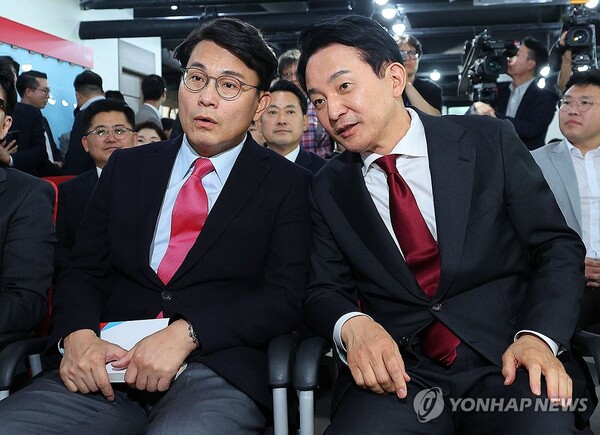 국민의힘 윤상현 의원과 원희룡 전 국토교통부 장관이 5일 오후 서울 여의도 중앙당사에서 열린 '미래를 위한 약속, 공정 경선 서약식'에서 대화하고 있다. [사진=연합뉴스]