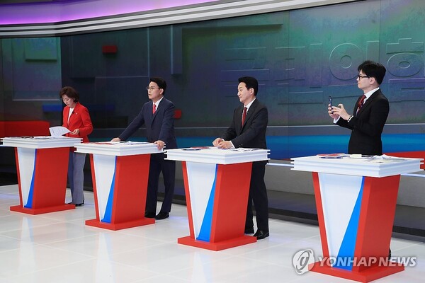 국민의힘 전당대회에 출마한 나경원(왼쪽부터), 윤상현, 원희룡, 한동훈 당대표 후보가 9일 서울 중구 TV조선에서 열린 '국민의힘 당대표 후보 TV토론회'에 참석, 토론 준비를 하고 있다. [사진=연합뉴스]