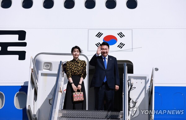 윤석열 대통령과 김건희 여사가 9일(현지시간) 미국 하와이 히캄 공군기지에서 워싱턴으로 출발하기 전 전용기인 공군 1호기에 올라 인사하고 있다. 윤 대통령은 워싱턴DC에서 열리는 북대서양조약기구(NATO·나토) 75주년 정상회의 참석할 예정이다. [사진=연합뉴스]