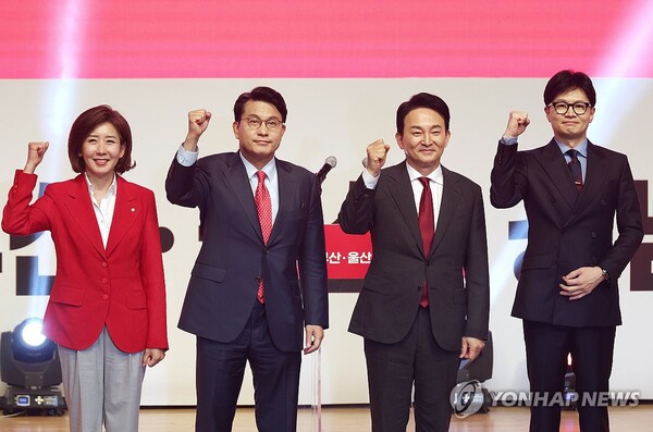 국민의힘 대표 후보들이 10일 오후 부산 벡스코에서 열린 제4차 전당대회 부산, 울산, 경남 합동연설회에서 인사하고 있다. 오른쪽부터 한동훈, 원희룡, 윤상현, 나경원 당 대표 후보. [사진=연합뉴스]