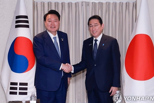 윤 대통령은 기시다 총리와 한일 정상회담을 가졌다 [사진=연합뉴스]