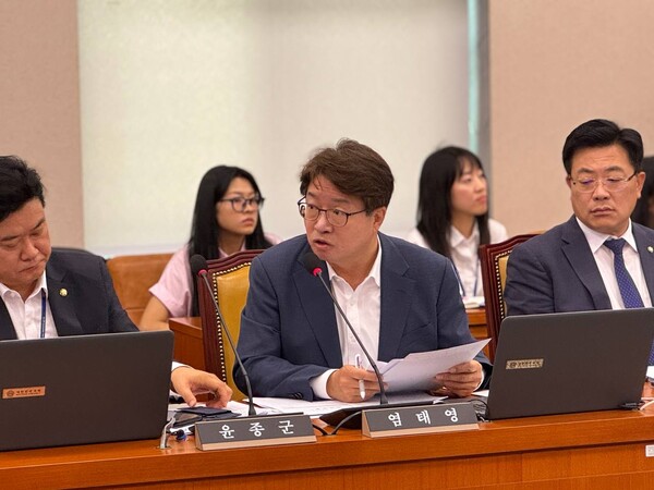 더불어민주당 염태영(경기 수원무)의원이 10일 국토위 업무보고에서 질의하고 있다 [사진=의원실 제공]