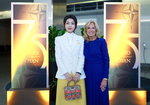 김건희 여사가 10일(현지시간) 워싱턴DC 스미소니언 미국역사박물관에서 열린 북대서양조약기구(NATO·나토) 75주년 정상회의 공식 배우자 프로그램에 참석, 조 바이든 미국 대통령의 부인 질 바이든 여사와 기념촬영을 하고 있다.[사진=연합뉴스]